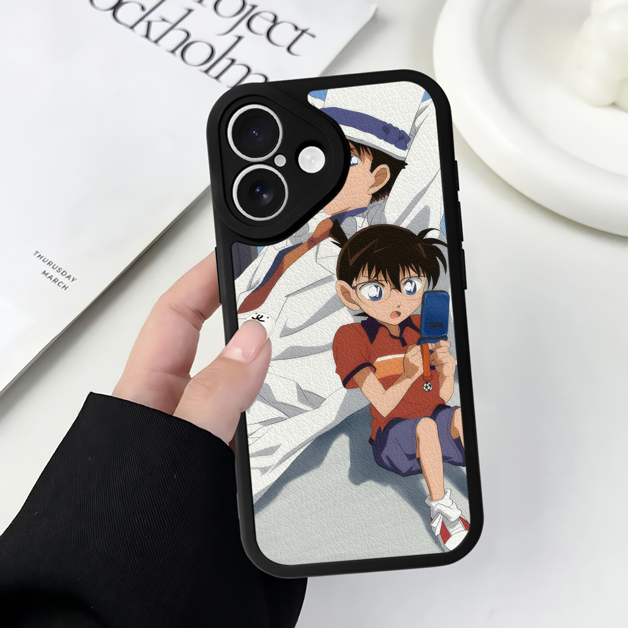 （画像用） 名探偵コナン Detective Conan 【iPhone 16シリーズ対応】シリコンスマホケース（レザー調） 材質：シリコン